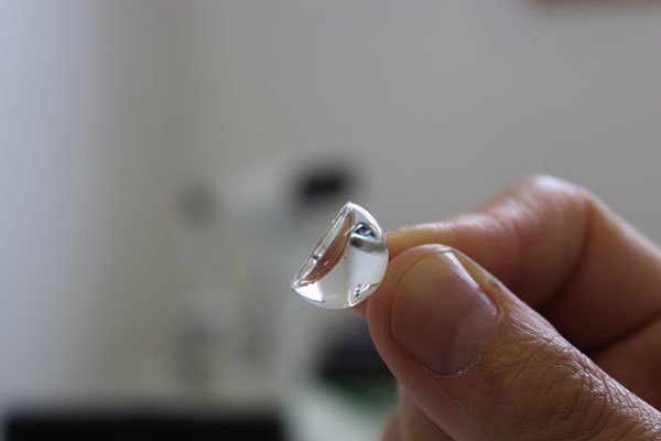 Goniolens applied to the cornea